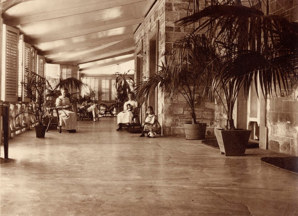 Elsie Masson and the Gilruth household on Residence Verandah, Darwin. Wayne Collection, Copyright Pitt Rivers Museum, University of Oxford. 1998.306.137.